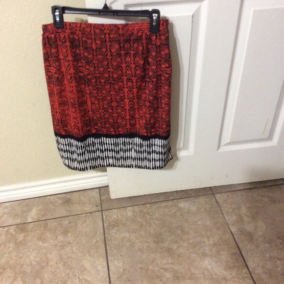 Red patterned skirt - Picture 4 of 8